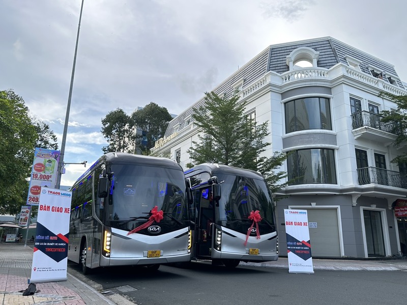 Hình ảnh xe khách chất lượng cao của Công Ty TNHH Quốc Hoàng đang chuẩn bị khởi hành