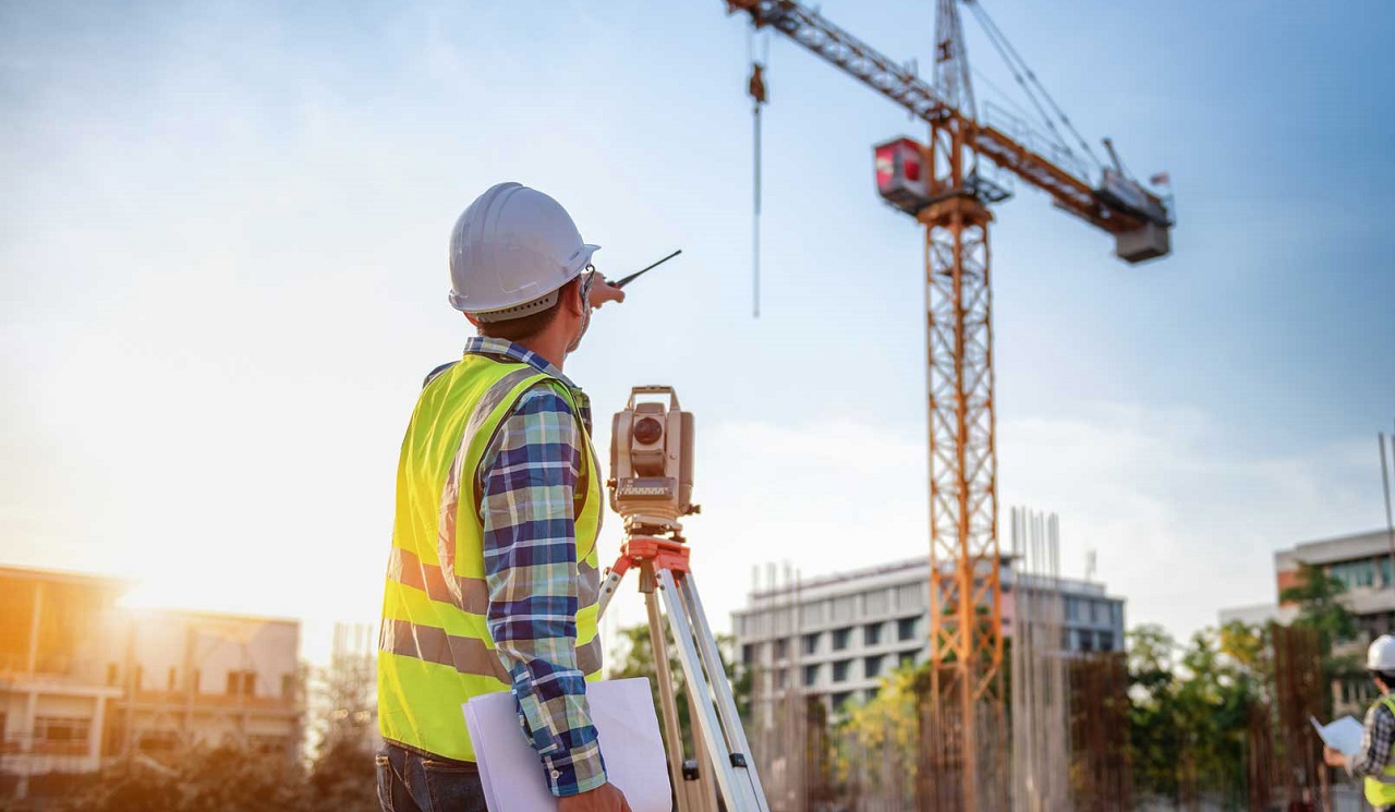 Kỹ sư đang giám sát, bản vẽ dự án, hoặc sơ đồ chu trình kiểm soát chất lượng.