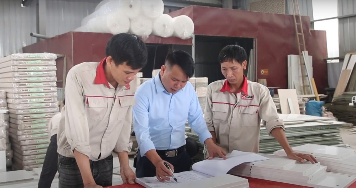 Đội ngũ kiến trúc sư giàu kinh nghiệm đang thảo luận về phương án thiết kế kiến trúc